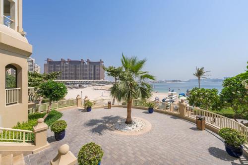 Breathtaking 1BR Sea-View Palm Apt Beach & Pool w Early Check In and Late Check Out Facility