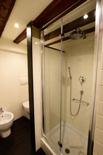 Koupelna v ubytování Luxury Cernaia Home alloggio di charme in palazzo dei Rolli centralissimo