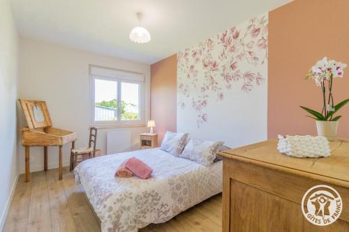 Cama o camas de una habitación en Gîte Ecrin de Verdure Jacuzzi et piscine