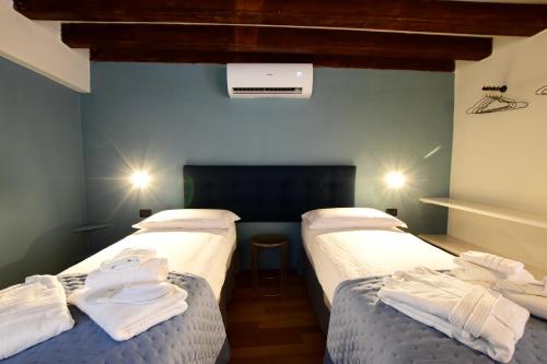 Postel nebo postele na pokoji v ubytování Luxury Cernaia Home alloggio di charme in palazzo dei Rolli centralissimo
