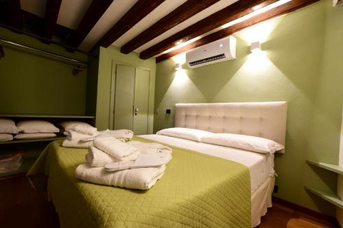 Postel nebo postele na pokoji v ubytování Luxury Cernaia Home alloggio di charme in palazzo dei Rolli centralissimo