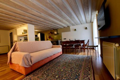 TV a/nebo společenská místnost v ubytování Luxury Cernaia Home alloggio di charme in palazzo dei Rolli centralissimo