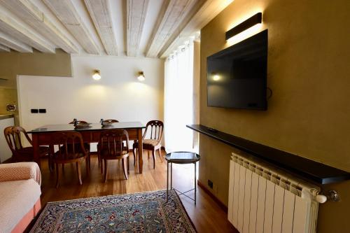 TV a/nebo společenská místnost v ubytování Luxury Cernaia Home alloggio di charme in palazzo dei Rolli centralissimo