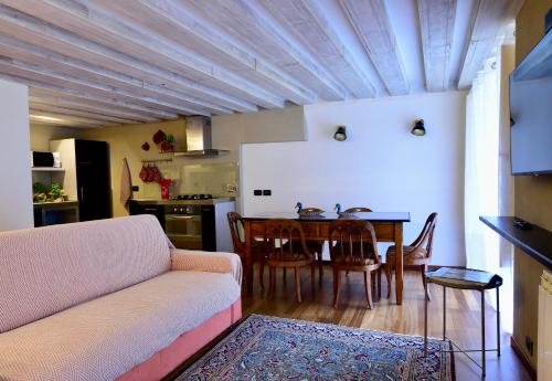 Kuchyň nebo kuchyňský kout v ubytování Luxury Cernaia Home alloggio di charme in palazzo dei Rolli centralissimo
