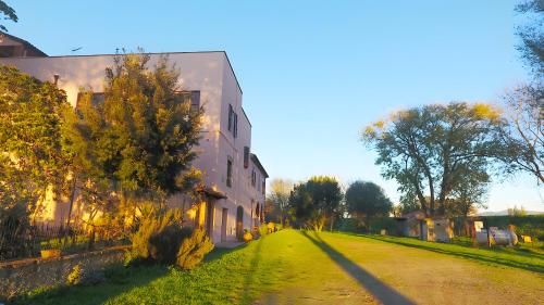 an empty street next to a white building at Agriturismo La Concia in Gavorrano