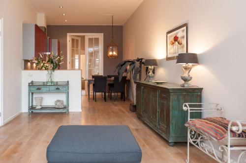 a living room with a couch and a table at Livia's Hideaway Canalbelt in Amsterdam