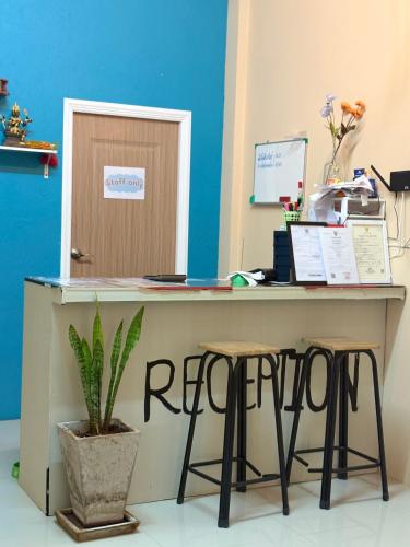 Lobi atau kawasan kaunter penerimaan di Khaosok city hostel