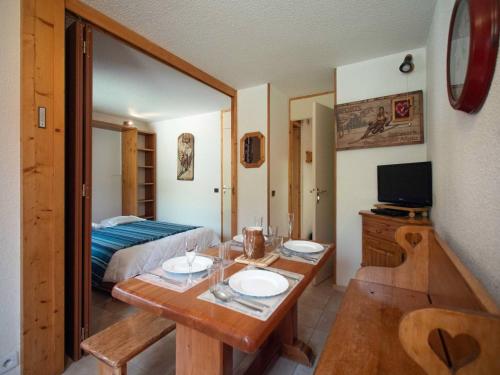 Cette chambre comprend une table à manger et un lit. dans l'établissement Studio divisible Valmorel 5 personnes avec balcon et parking optionnel - FR-1-291-814, à Valmorel