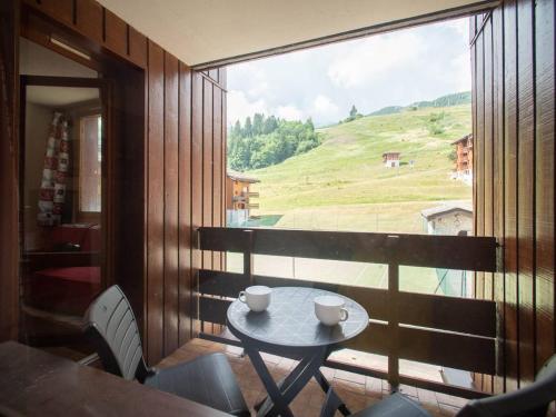 Cảnh núi rừng hoặc tầm nhìn ra núi từ căn hộ