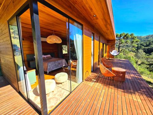 Cabanas Alto Padrão com Jacuzzi, Lareira e cachoeira exclusivaにあるバルコニーまたはテラス