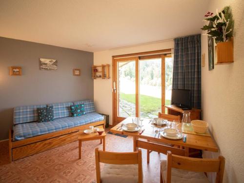 Posezení v ubytování Studio cosy avec terrasse, accès direct pistes, animaux acceptés, parking en option - FR-1-291-737