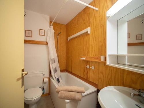 Koupelna v ubytování Studio cosy avec terrasse, accès direct pistes, animaux acceptés, parking en option - FR-1-291-737