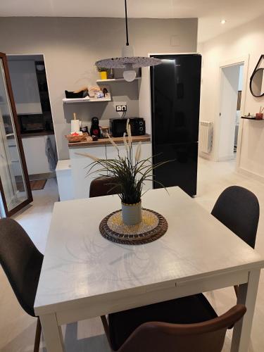 kuchnia z białym stołem i czarną lodówką w obiekcie Beach accommodation apartment w mieście San Sebastián