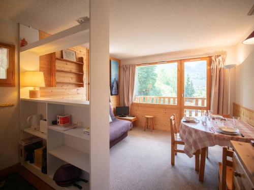 une chambre avec une table et une chambre avec un balcon dans l'établissement 2 pièces avec balcon, 5 pers, ascenseur, parking, skis - Les Avanchers-Valmorel - FR-1-291-1011, à Valmorel