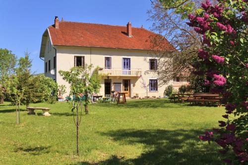 a large white building with a red roof at Goute la vie in Marchamp
