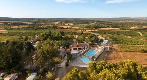 - une vue aérienne sur un domaine avec une piscine dans l'établissement Camping Borepo, à Villeveyrac