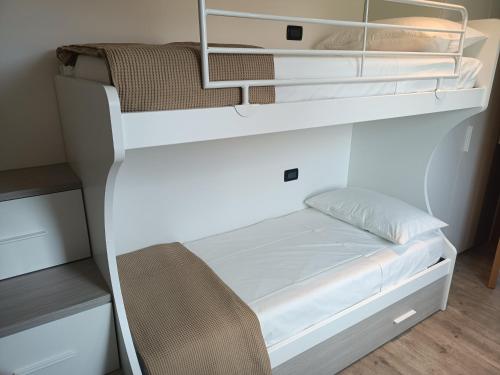 a bedroom with a bunk bed in a room at Appartamento Sunflower in posizione soleggiata in Levico Terme
