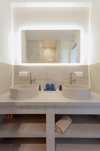 a bathroom with two sinks and a mirror at Sublime appartement face à la mer avec accès plage in Palavas-les-Flots