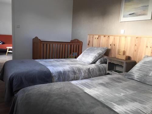 two beds sitting next to each other in a room at L 'esprit Loft in Montreuil-sur-Maine