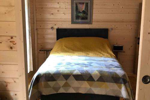 Postel nebo postele na pokoji v ubytování Off Grid 1-Bed Cabin Pets Ok 20 mins to Dunoon