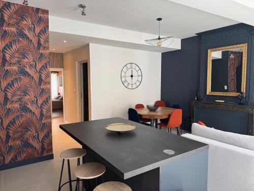 a living room with a table and chairs and a couch at F3 quartier historique, parking gratuit, vue Saône in Chalon-sur-Saône