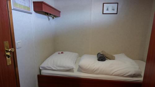 Кровать или кровати в номере Botel Clair d'Etoile