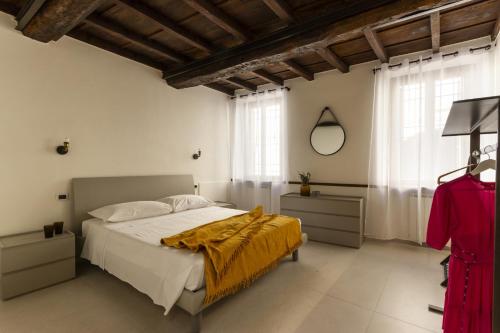 En eller flere senge i et værelse på Salvia Suite - Smart Holiday