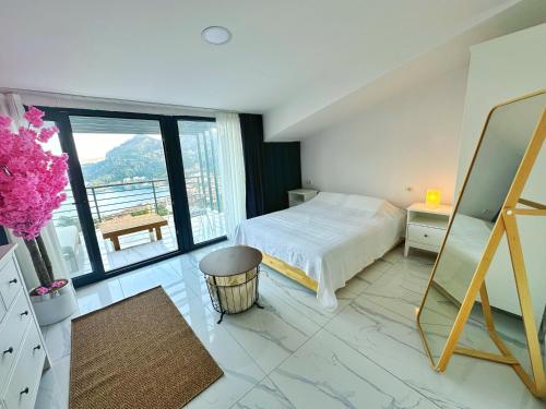 Postel nebo postele na pokoji v ubytování Sweet Home Turunc - Two Stylish 1-Bedroom Suites with Sea View