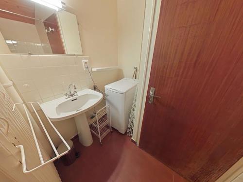 une salle de bain avec un lavabo, des toilettes et un miroir dans l'établissement Charmant 2 pièces + mezzanine, centre Chinaillon, balcon sud, parking privé - FR-1-241-190, au Grand-Bornand