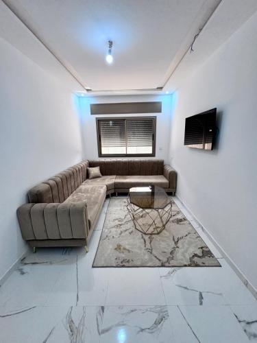 a living room with a couch and a table at Luxe Appartement Nour D'asilah 7 in Asilah