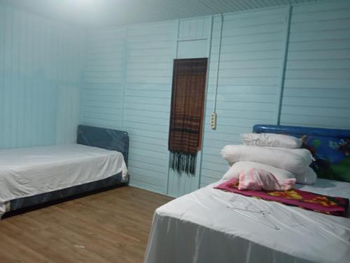 una stanza con due letti e una pila di cuscini di WR Cottage - Worho Rhena a Ende