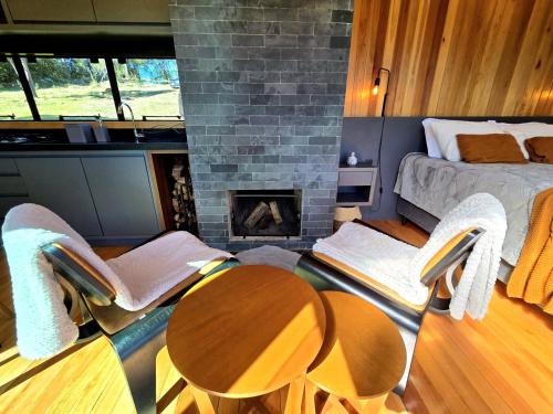 Cabanas Alto Padrão com Jacuzzi, Lareira e cachoeira exclusivaにあるシーティングエリア