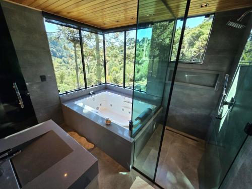 Cabanas Alto Padrão com Jacuzzi, Lareira e cachoeira exclusivaにあるバスルーム