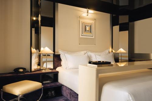 une chambre d'hôtel avec un lit et une chaise dans l'établissement Hôtel Château d'Eau, à Paris