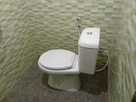 bagno con servizi igienici bianchi a parete di WR Cottage - Worho Rhena a Ende