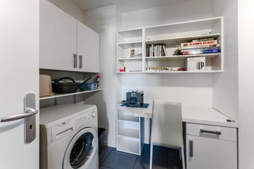 a laundry room with a washing machine and a desk at Appartement T3, Bassin D'arcachon in Andernos-les-Bains