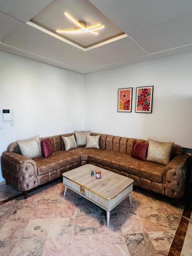 a living room with a couch and a coffee table at Appartement S1 Haut Standing Monastir in Monastir