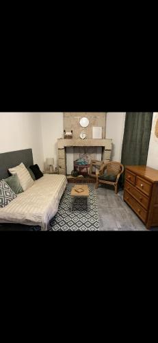 - un salon avec un lit et une table basse dans l'établissement Maison flanc de coteau, à Turquant