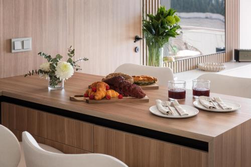 a table with food and drinks on top of it at 1bd Sv Beach Condo With Pool in Athens