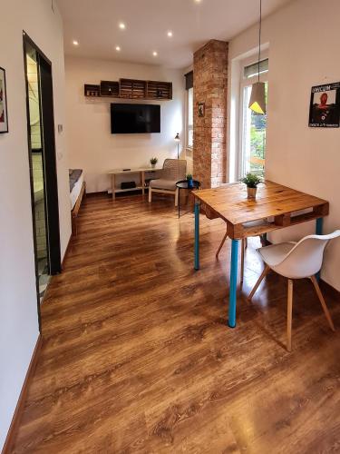 Green Hill Gem On Buda