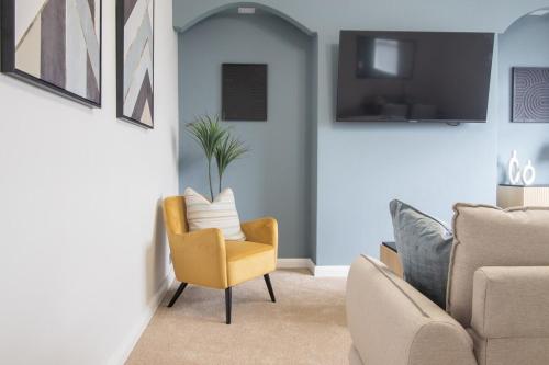 Μια τηλεόραση ή/και κέντρο ψυχαγωγίας στο Leven Loft - 2 Bed Flat in Coatbridge