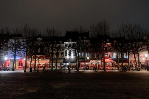 a large building at night with red lights at Historische bovenwoning Wyck in Maastricht