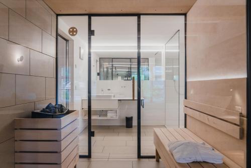 Bilik mandi di Aktiv Hotel am Inn