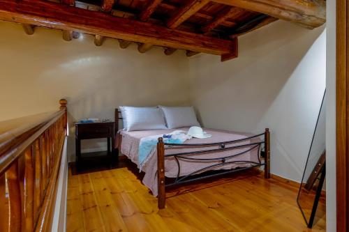 a bedroom with a bed and a wooden floor at Pietra di Mare in Almirón