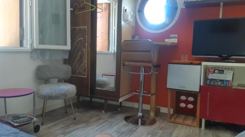 HAUT DE VILLA au MONT ST CLAIR VUE EXCEPTIONNELLE MER et FORÊT terrasses, piscine, pétanque, solarium privés