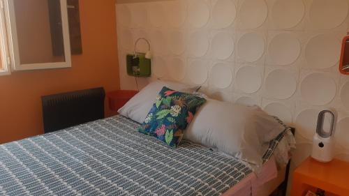 un lit avec deux oreillers dessus dans une chambre dans l'établissement HAUT DE VILLA au MONT ST CLAIR VUE EXCEPTIONNELLE MER et FORÊT terrasses, piscine, pétanque, solarium privés, à Sète