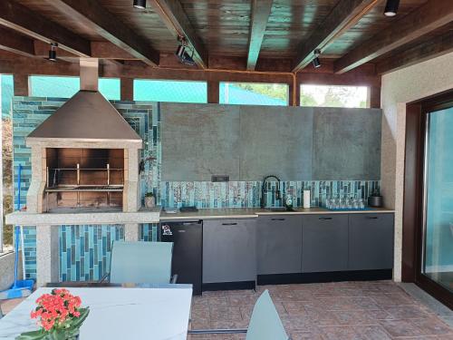 a kitchen with a stove top oven in a kitchen at Casa vacacional San Miguel in Maside