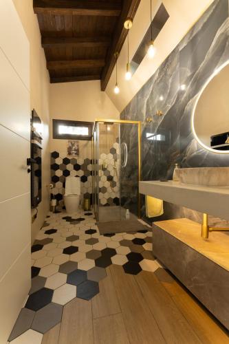 a bathroom with a shower and a toilet at Casa vacacional San Miguel in Maside