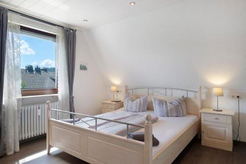 une chambre avec un lit et une grande fenêtre dans l'établissement Ferienhaus Obergfell, 110 Qm, à Schönwald