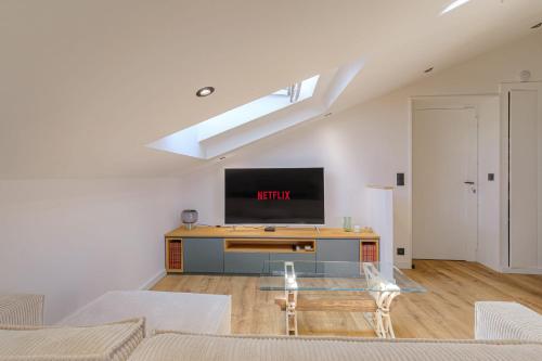Una televisión o centro de entretenimiento en Cosy et Calme proche Lyon